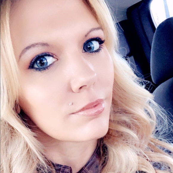 Meet your Posher, Nichole - Picture 2 of 2